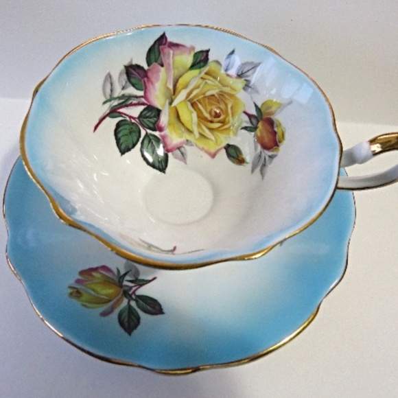 Queen Anne Bone China Teacup and Saucer - Picture 2 of 5